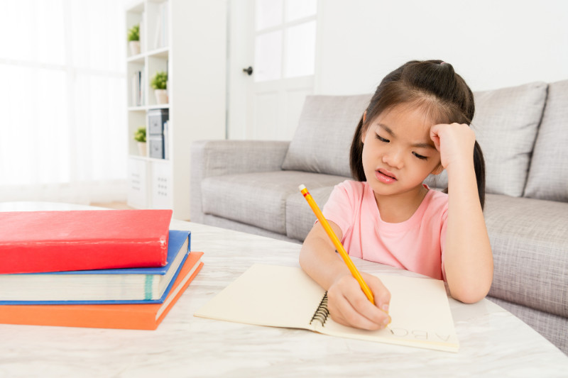 מטפלים בחרדה - איך פרחי באך יכולים לסייע לילדים עם חרדה חברתית?